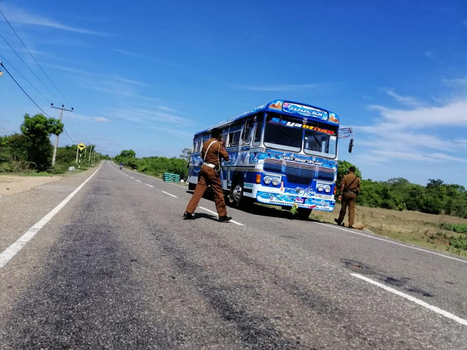 kanniya bus கன்னியாவில் கூடிய தமிழ் மக்கள் - தடுப்பதற்கு இராணுவத்தை பயன்படுத்திய அரசு