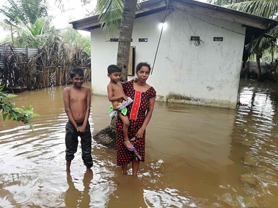 batti flood1 மட்டக்களப்பில் தொடரும் மழை - பல பகுதிகளுக்கான போக்குவரத்துகள் பாதிப்பு