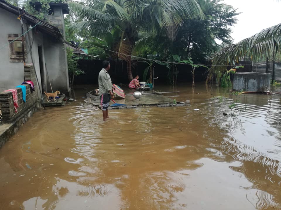 batti flood2 மட்டக்களப்பில் தொடரும் மழை - பல பகுதிகளுக்கான போக்குவரத்துகள் பாதிப்பு