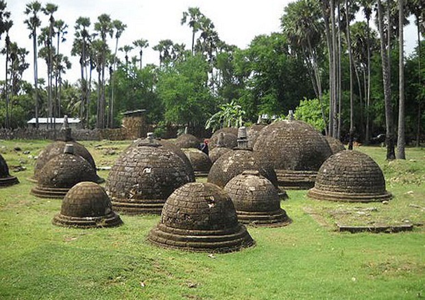 Kandarodei Kadurugoda Buddhist Temple Jaffna 1450012077 ''இலங்கையில் தமிழர்களின் பூர்வீகம் என்பது பெருங்கற்கால பண்பாட்டுடன் தொடர்புடையது''(நேர்காணல்)-பேராசிரியர் சி.பத்மநாதன்