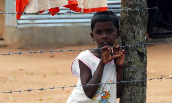 tamil boy inside a tamil refugee camp இலங்கையும் சித்திரவதைகளும்-வாமணன்