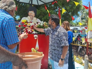 யாழ் வந்த சந்தோஸ்நாராயணன் திலீபனை வணங்கினார் 1 https://www.ilakku.org/wp-content/uploads/2021/08/cropped-Google_Logo.png Santhosh Narayanan 2023 யாழ் வந்த சந்தோஸ்நாராயணன் திலீபனை வணங்கினார்