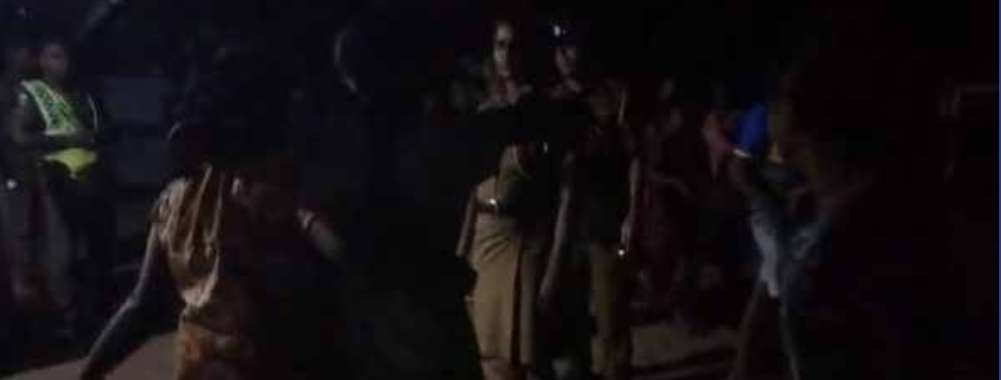 முள்ளிவாய்க்கால் கஞ்சி வழங்கிய இரு பெண்கள் உட்பட மூவர் நேற்றிரவு கைது! பலவந்தமாக இழுத்துச் சென்ற பொலிஸாா் 1 https://www.ilakku.org/wp-content/uploads/2021/08/cropped-Google_Logo.png 12 2 முள்ளிவாய்க்கால் கஞ்சி வழங்கிய இரு பெண்கள் உட்பட மூவர் நேற்றிரவு கைது! பலவந்தமாக இழுத்துச் சென்ற பொலிஸாா்