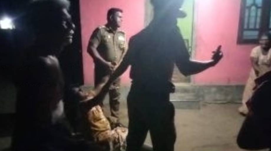 முள்ளிவாய்க்கால் கஞ்சி வழங்கிய இரு பெண்கள் உட்பட மூவர் நேற்றிரவு கைது! பலவந்தமாக இழுத்துச் சென்ற பொலிஸாா் 2 https://www.ilakku.org/wp-content/uploads/2021/08/cropped-Google_Logo.png nnn முள்ளிவாய்க்கால் கஞ்சி வழங்கிய இரு பெண்கள் உட்பட மூவர் நேற்றிரவு கைது! பலவந்தமாக இழுத்துச் சென்ற பொலிஸாா்