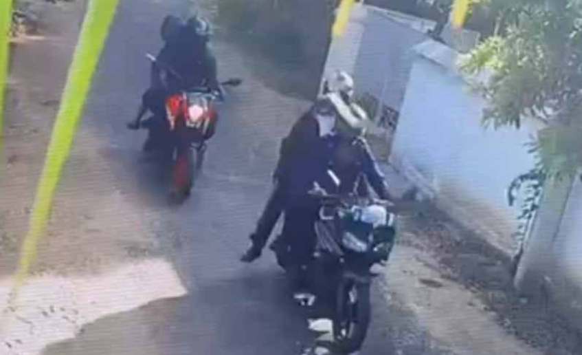 இலக்கத் தகடுகள் மறைக்கப்பட்ட மோட்டாா் சைக்கிள்களில் முகமூடிய அணிந்தவா்கள் சிறீதரன் வீட்டின் முன் நடமாட்டம் 1 https://www.ilakku.org/wp-content/uploads/2021/08/cropped-Google_Logo.png 7 2 இலக்கத் தகடுகள் மறைக்கப்பட்ட மோட்டாா் சைக்கிள்களில் முகமூடிய அணிந்தவா்கள் சிறீதரன் வீட்டின் முன் நடமாட்டம்