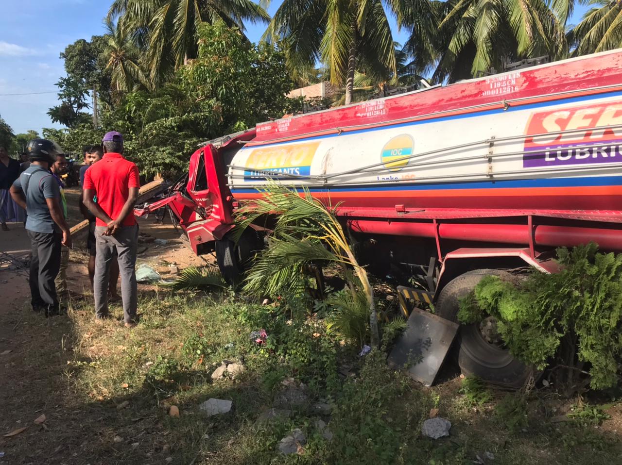 மதிலை உடைத்துக் கொண்டு வீட்டுக்குள் சென்ற எரிபொருள் கொள்கலன் - இருவர் காயம் 2 https://www.ilakku.org/wp-content/uploads/2021/08/cropped-Google_Logo.png IMG 20240627 WA0018 மதிலை உடைத்துக் கொண்டு வீட்டுக்குள் சென்ற எரிபொருள் கொள்கலன் - இருவர் காயம்
