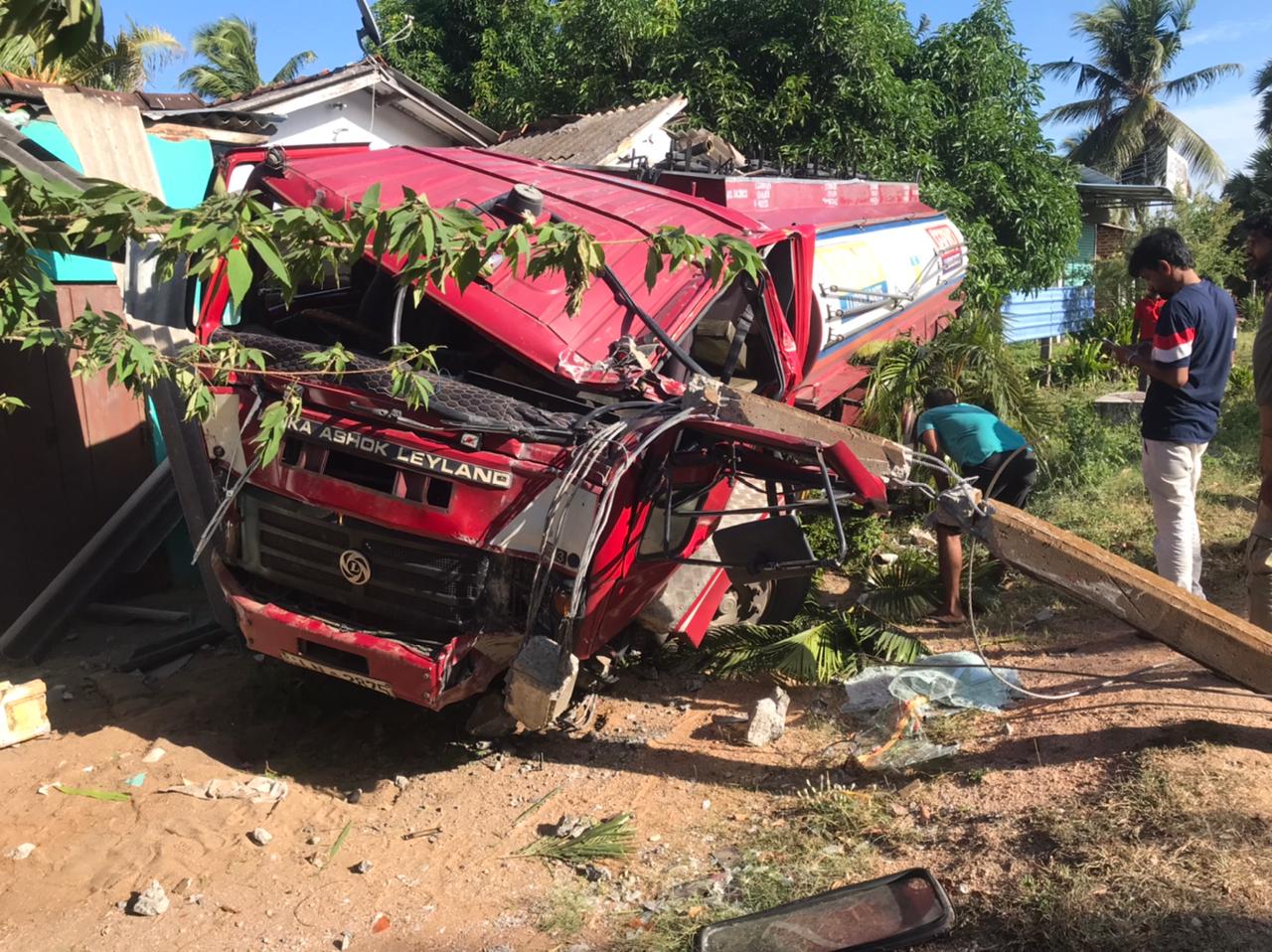மதிலை உடைத்துக் கொண்டு வீட்டுக்குள் சென்ற எரிபொருள் கொள்கலன் - இருவர் காயம் 1 https://www.ilakku.org/wp-content/uploads/2021/08/cropped-Google_Logo.png IMG 20240627 WA0019 மதிலை உடைத்துக் கொண்டு வீட்டுக்குள் சென்ற எரிபொருள் கொள்கலன் - இருவர் காயம்