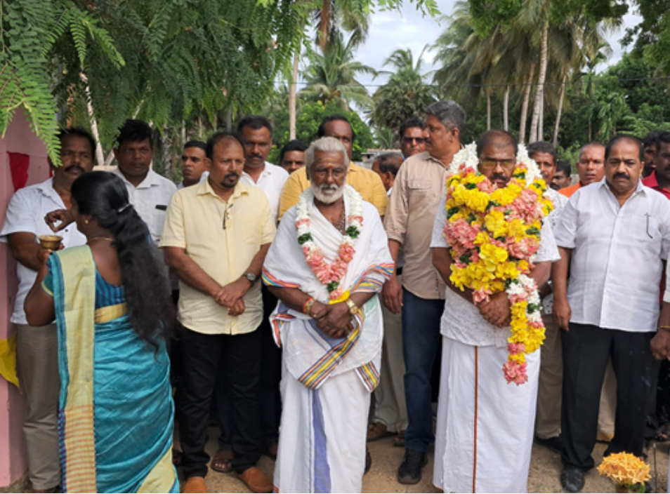 ஜனாதிபதி தேர்தல்: தமிழ் பொது வேட்பாளரின் முதலாவது தேர்தல் பிரச்சார கூட்டம்! 1 https://www.ilakku.org/wp-content/uploads/2021/08/cropped-Google_Logo.png பொது வேட்பாளர் பா.அரியநேந்திரனின் முதலாவது தேர்தல் பிரச்சார கூட்டம் Virakesari.lk ஜனாதிபதி தேர்தல்: தமிழ் பொது வேட்பாளரின் முதலாவது தேர்தல் பிரச்சார கூட்டம்!