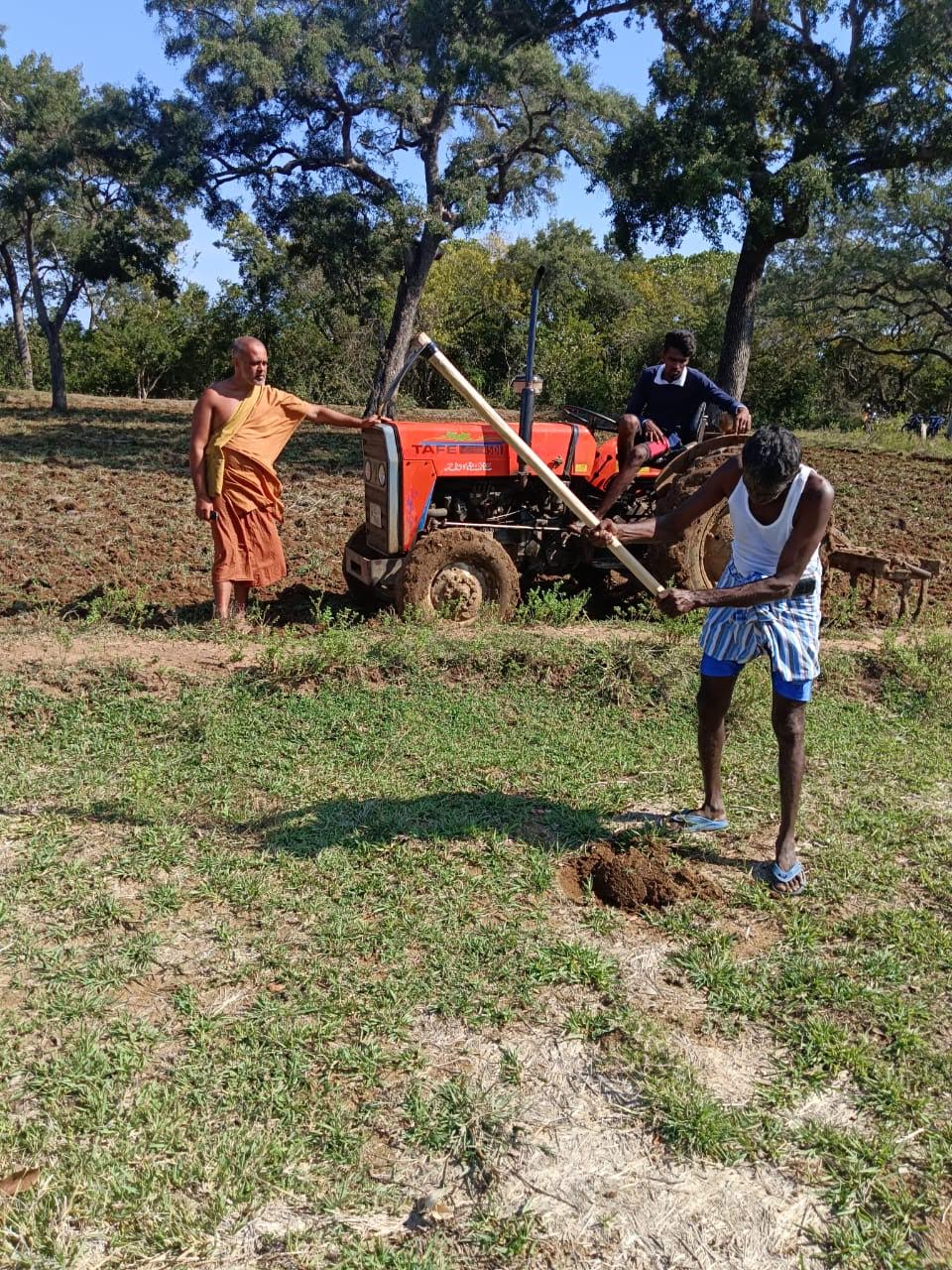 தமிழ் மக்களின் விவசாய காணிகளுக்குள் பௌத்த மதகுரு ஒருவர் அட்டகாசம் 1 https://www.ilakku.org/wp-content/uploads/2021/08/cropped-Google_Logo.png 1 2 தமிழ் மக்களின் விவசாய காணிகளுக்குள் பௌத்த மதகுரு ஒருவர் அட்டகாசம்