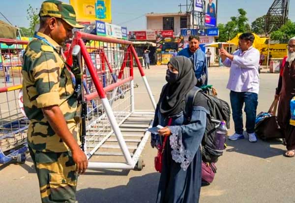 சொந்த மக்களுக்காக வாகா எல்லை மீண்டும் திறந்த பாகிஸ்தான்!