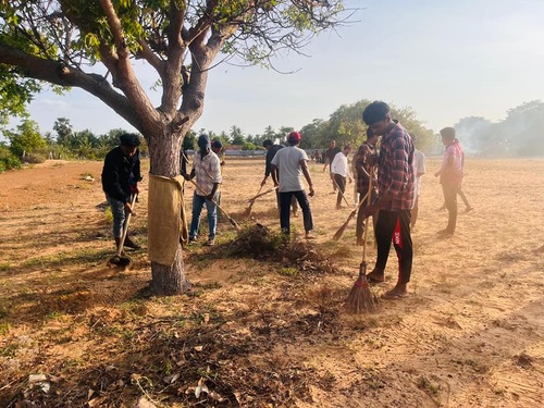 முள்ளிவாய்க்காலில் யாழ். பல்கலை மாணவர்கள் சிரமதானம்