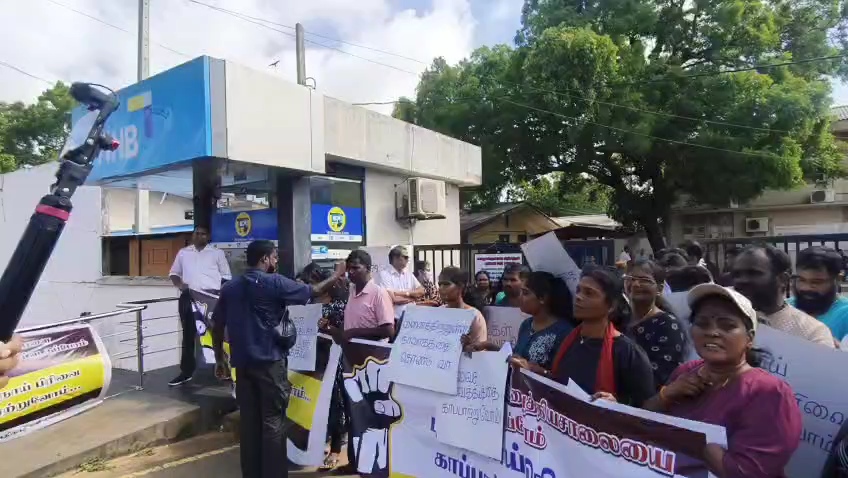 யாழ். தெல்லிப்பழை ஆதார வைத்தியசாலை முன் போராட்டம்