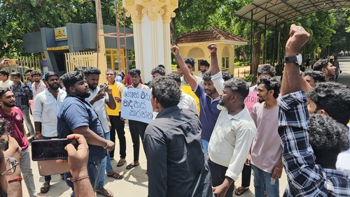 குருந்தூர் மலையில் கைதான விவசாயிகளை விடுதலை செய்யுமாறு கோரி யாழ். பல்கலைக்கழகத்திற்கு முன் போராட்டம்!