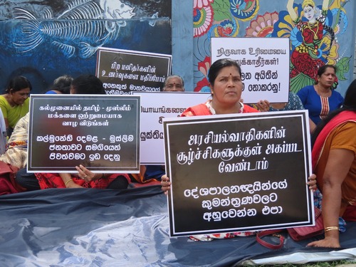 அதிகாரப் பகிர்வை கோரி கல்முனையில் கவனயீர்ப்பு போராட்டம்