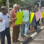 நாடாளுமன்றத்திற்கு வெளியே கவனயீர்ப்புப் போராட்டம்!