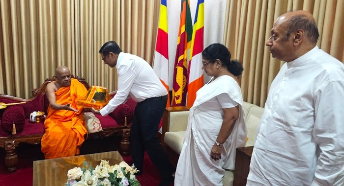 ஐ.தே.க. உறுப்பினர்கள் அஸ்கிரிய மகாநாயக்க தேரருடன் சந்திப்பு