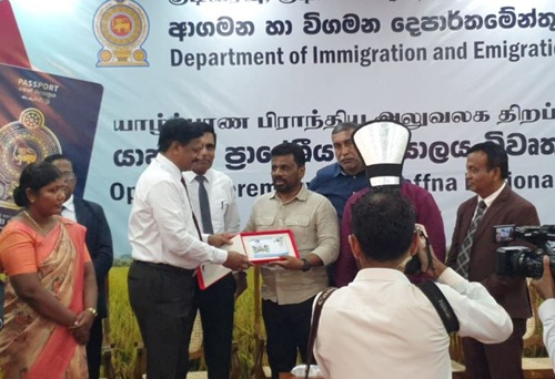 யாழில் ஜனாதிபதியை சந்திக்க முயன்ற பொதுமக்கள் காவல்துறையினரால் துரத்தப்பட்டதாக தகவல்!