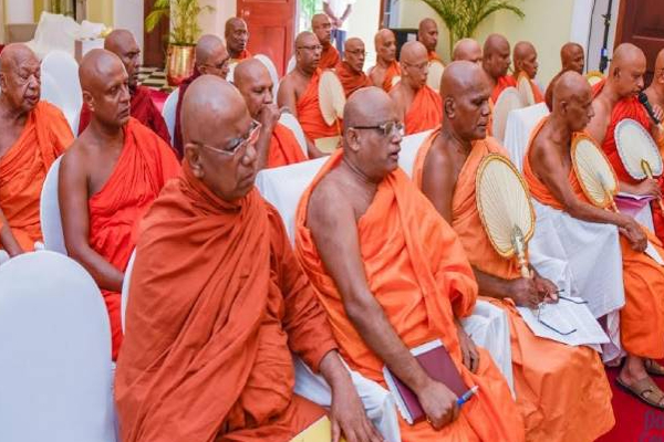 முன்னாள் இராணுவத்தினரை அரசாங்கம் காட்டி கொடுப்பதாக மகாநாயக்க தேரர்களுக்கு கடிதம்