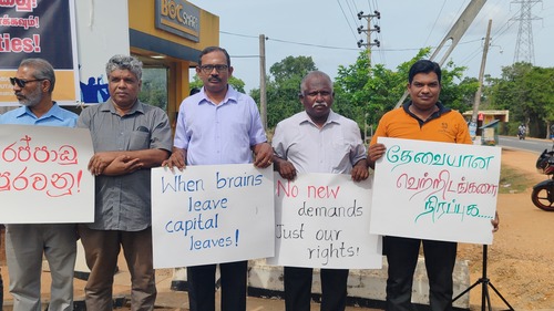 உயர் கல்வி இன்றேல் உயர்ச்சி இல்லை: வவுனியா பல்கலைக்கழகத்தின் முன்பாக ஆர்ப்பாட்டம்