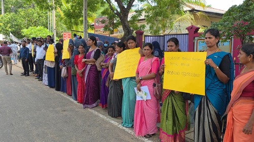 ஆசிரியர் நியமனம் வழங்குமாறு கோரி மூதூரில் பாடசாலை அபிவிருத்தி உத்தியோகத்தர்கள் போராட்டம்