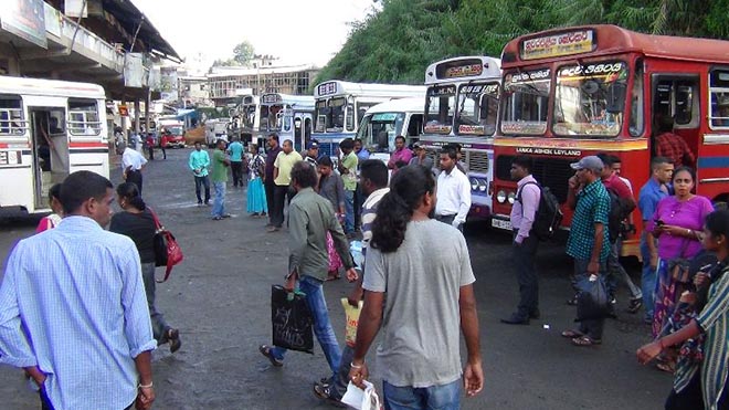 காணி உரிமை வழங்கப்பட வேண்டும் : அட்டன் பேருந்து நிலைய வளாகத்தில் கையெழுத்து போராட்டம்