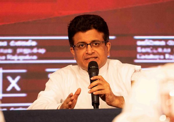 சரத் பொன்சேகா படையினரை காட்டிக் கொடுப்பதாக உதய கம்மன்பில குற்றச்சாட்டு!