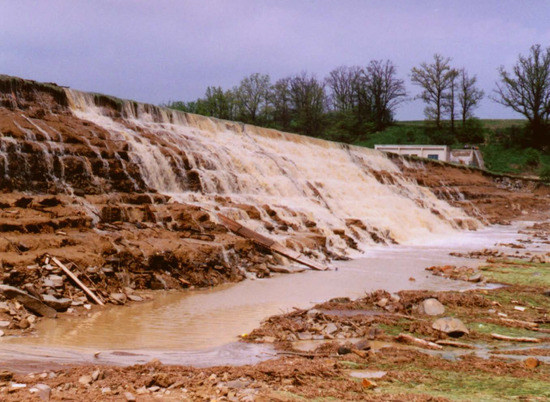 மாவிலாறு நீர்த்தேக்கத்தின் அணைக்கட்டு உடைப்பு