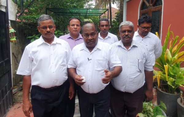 அரசுக்கு எதிராக போர்க்கொடி தூக்கிய ஆசிரியர் சங்கம்!