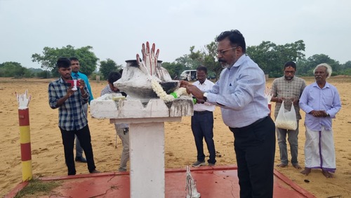 முள்ளிவாய்க்கால் நினைவு முற்றத்தில் அஞ்சலி செலுத்திய இந்திய எம்.பி. தொல். திருமாவளவன்