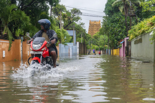 நல்லூர் கோவில் வீதி வெள்ளத்தில் மூழ்கியது – போக்குவரத்து பாதிப்பு