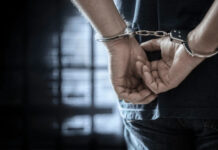 சட்டவிரோதமாக வெளிநாடு செல்ல முயன்ற தமிழர் ஒருவர் விமான நிலையத்தில் கைது