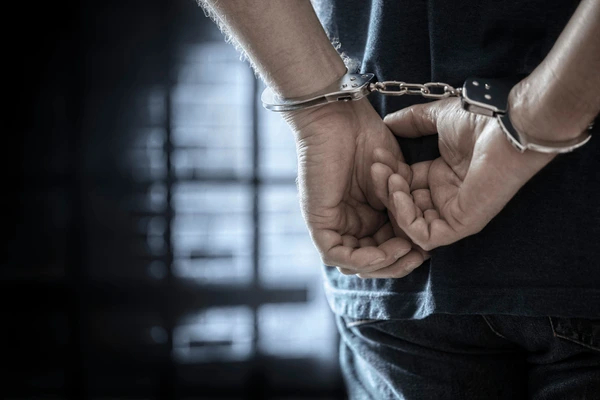 சட்டவிரோதமாக வெளிநாடு செல்ல முயன்ற தமிழர் ஒருவர் விமான நிலையத்தில் கைது