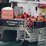 800க்கும் மேற்பட்ட புலம்பெயர்ந்தோர் ஆங்கிலக் கால்வாயைக் கடந்து சாதனை!