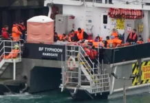 800க்கும் மேற்பட்ட புலம்பெயர்ந்தோர் ஆங்கிலக் கால்வாயைக் கடந்து சாதனை!