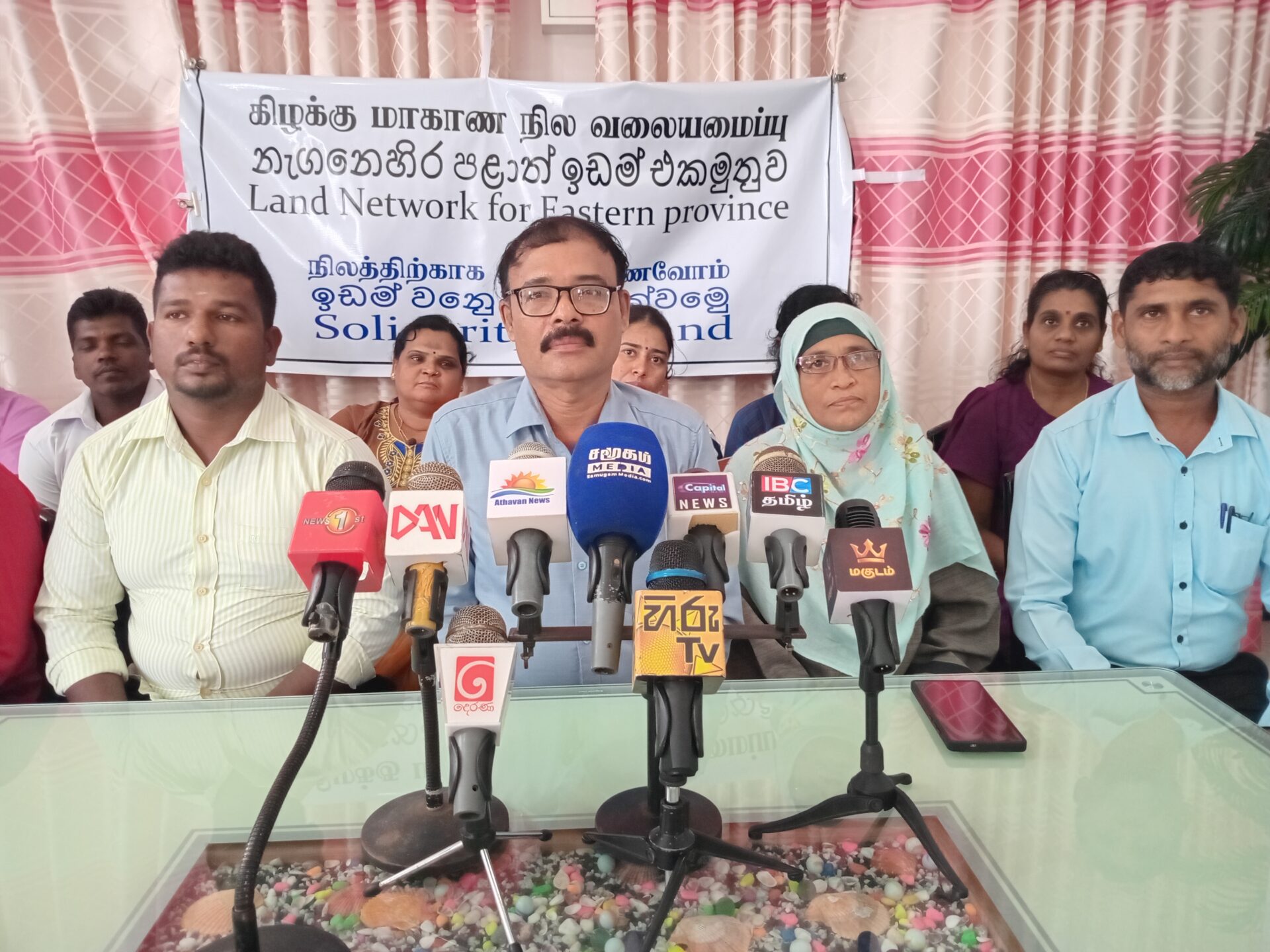 கிழக்கு மாகாணத்தில் நிலவி வரும் நிலம் அபகரிப்பு: இந்த ஆட்சியில் என்றேனும் தீர்வு கிடைக்குமா? 1 https://www.ilakku.org/wp-content/uploads/2021/08/cropped-Google_Logo.png 20251221 125124 கிழக்கு மாகாணத்தில் நிலவி வரும் நிலம் அபகரிப்பு: இந்த ஆட்சியில் என்றேனும் தீர்வு கிடைக்குமா?