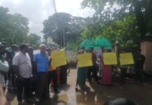 கிண்ணியா பிரதேச செயலகத்தை முற்றுகையிட்ட விவசாயிகள்