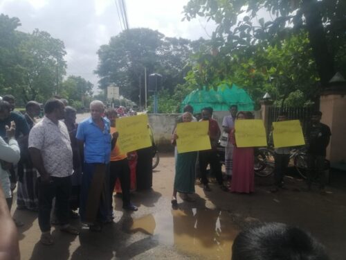 கிண்ணியா பிரதேச செயலகத்தை முற்றுகையிட்ட விவசாயிகள்