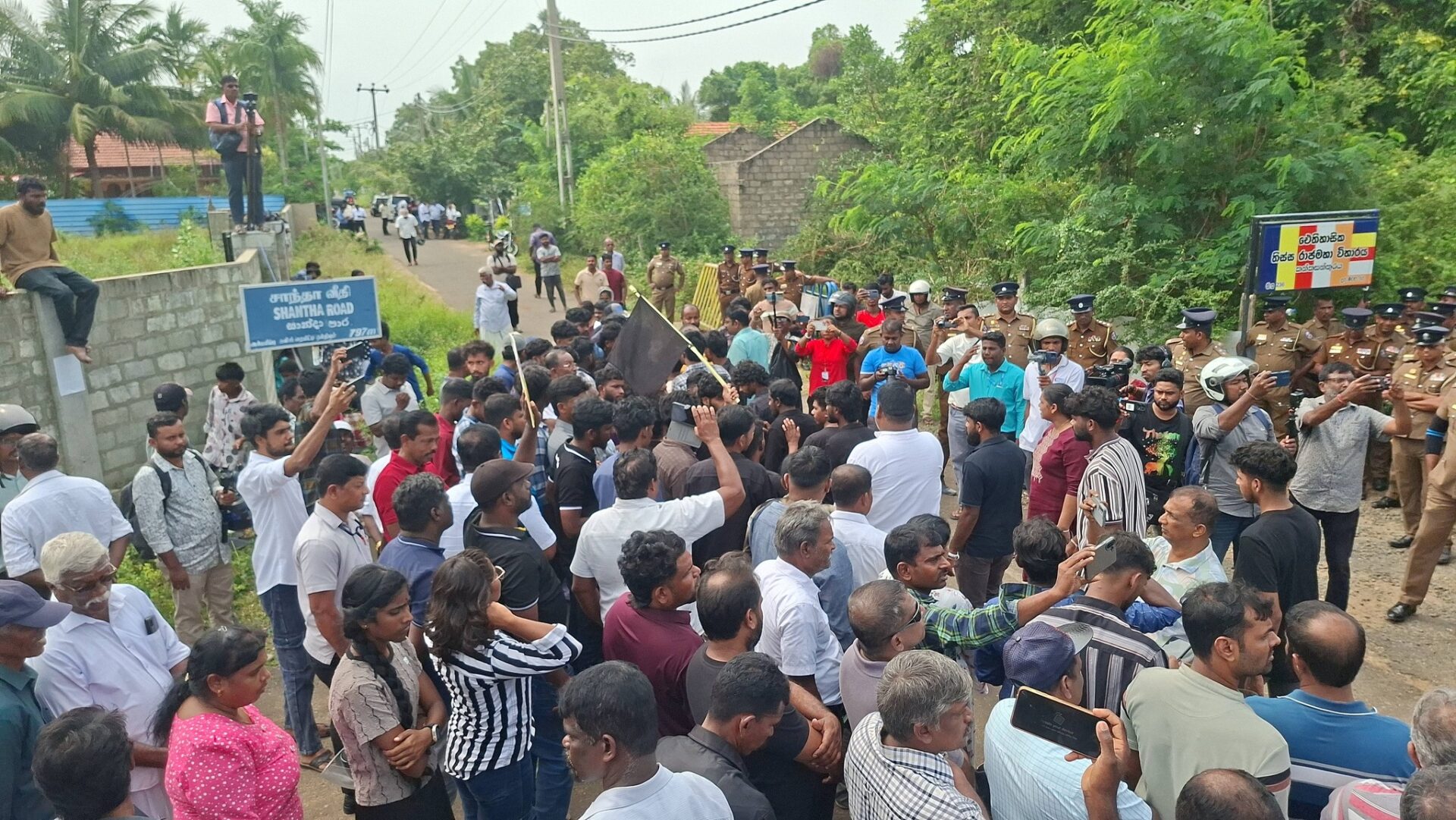 தையிட்டி சட்டவிரோத திஸ்ஸ விகாரைக்கு எதிராக ஆர்ப்பாட்டம் ! 1 https://www.ilakku.org/wp-content/uploads/2021/08/cropped-Google_Logo.png 01 11 தையிட்டி சட்டவிரோத திஸ்ஸ விகாரைக்கு எதிராக ஆர்ப்பாட்டம் !