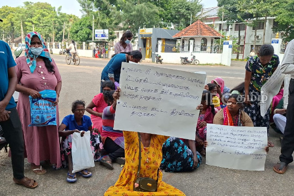 யாழில் வீட்டுத்திட்டக் கொடுப்பனவு கோரி ஆளுநர் அலுவலகம் முன்னால் போராட்டம்