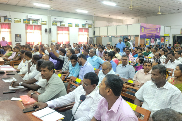 யாழில் சிங்கள குடியேற்றம் குறித்து ஆளும் தரப்புக்கும் எதிர் தரப்புக்கும் இடையே கடும் வாக்குவாதம்