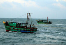கடல் சீற்றத்திற்கு மத்தியிலும் சட்டவிரோத மீன்பிடியில் இந்திய மீனவர்கள்