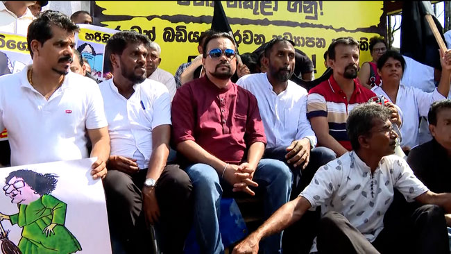 சத்தியாக்கிரக போராட்டத்தை ஆரம்பித்தார் முன்னாள் அமைச்சர் விமல் வீரவங்ச !