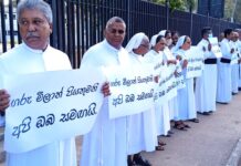 அருட்தந்தை மீது காவல்துறையினர் தாக்குதல்: நீர்கொழும்பில் ஆர்ப்பாட்டம்