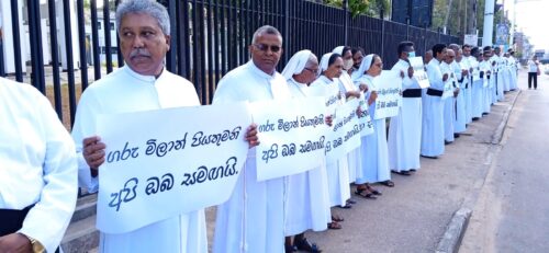 அருட்தந்தை மீது காவல்துறையினர் தாக்குதல்: நீர்கொழும்பில் ஆர்ப்பாட்டம்