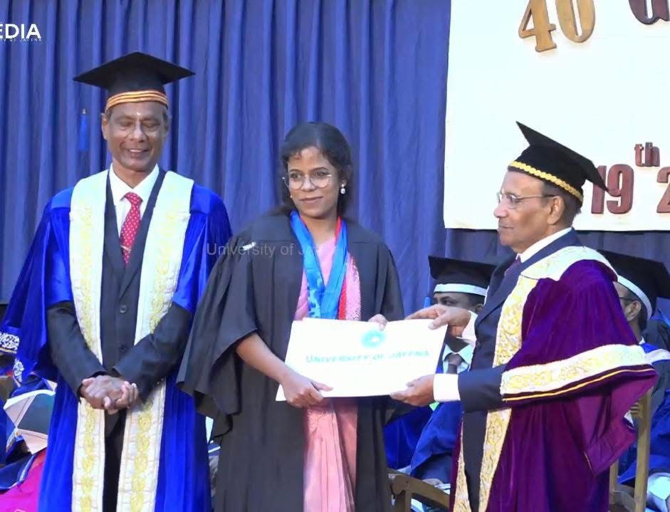 ஒரே நேரத்தில் அதிக தங்கப் பதக்கங்களைப் பெற்று யாழ் பல்கலைக்கழக மாணவி சாதனை!