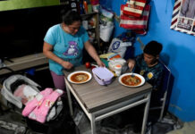 உணவுக்காக வங்கிகளில் கடன் வாங்கும் அர்ஜென்டினா மக்கள்