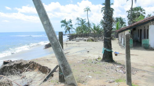 அம்பாறை: அட்டப்பள்ளம் பகுதி கடலில் மூழ்கும் அபாயம்