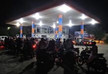 பதற்றத்தில் மக்கள் எரிபொருள் நிரப்பு நிலையங்களில் காத்திருப்பு