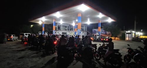 பதற்றத்தில் மக்கள் எரிபொருள் நிரப்பு நிலையங்களில் காத்திருப்பு