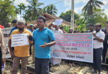 யாழில் முடக்கப்பட்ட பாதையொன்றை திறக்கக்கோரி போராட்டம்